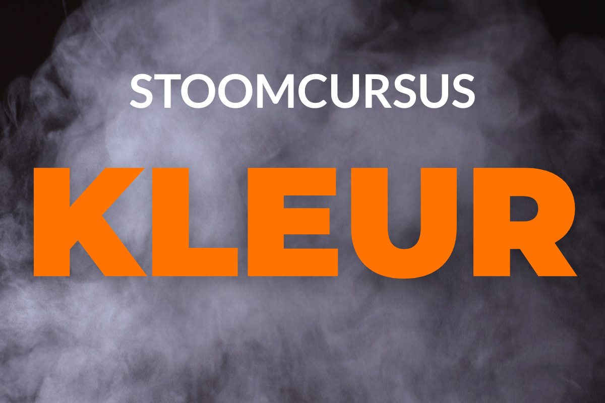 witte tekst 'stoomcursus' en oranje tekst 'kleur' tegen een zwarte achtergrond met grijswitte stoom