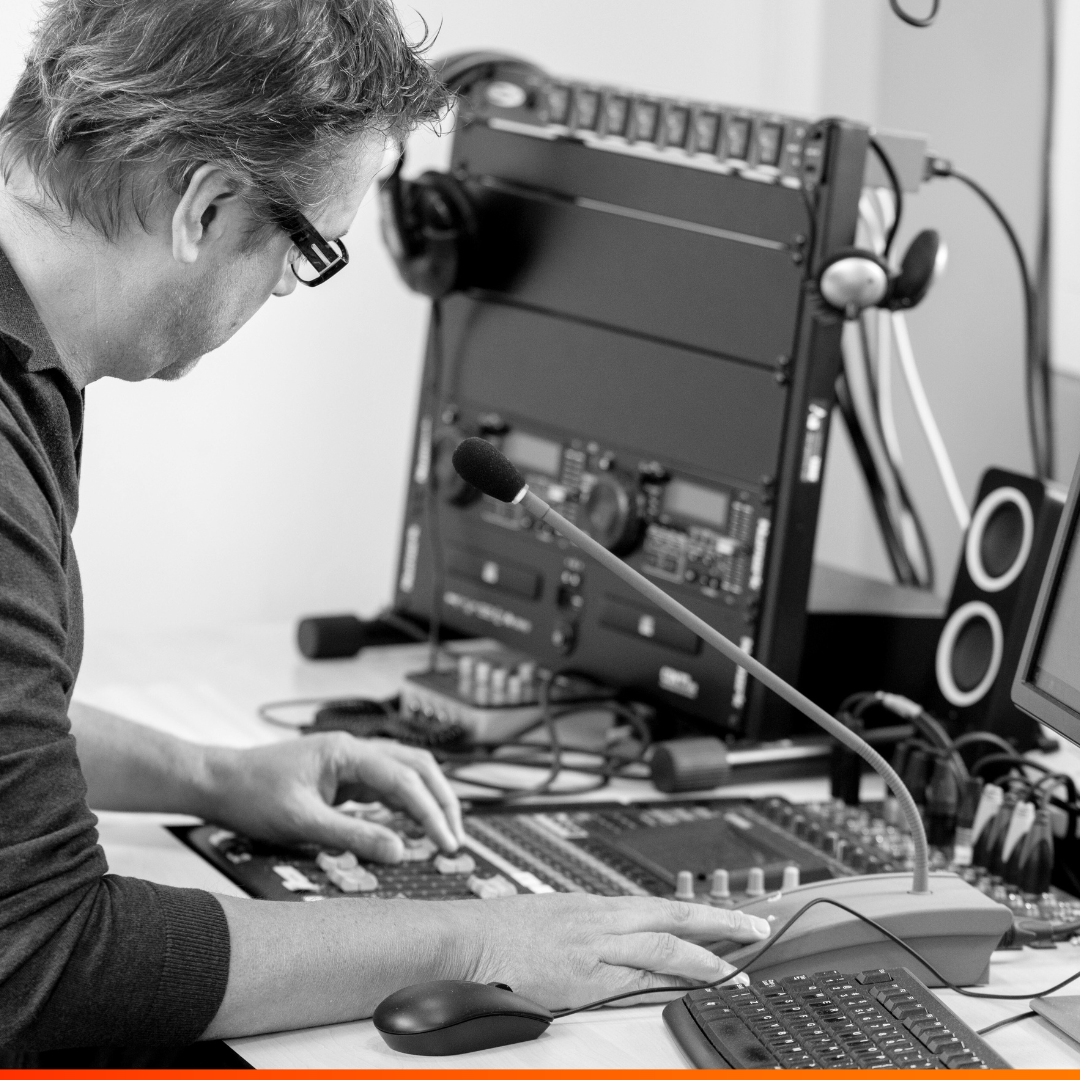 expert van Dedicon aan het werk in de audiostudio
