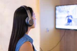 persoon met koptelefoon kijkt op een grootscherm dat is verbonden aan de koptelefoon