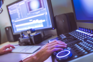 afbeelding van iemand (deels in beeld) die een video aan het bewerken is