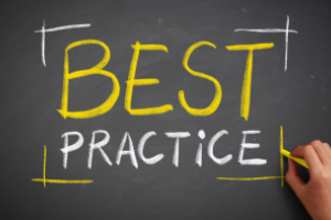 afbeelding van schoolbord, hand met krijtje. Tekst: Best practice!