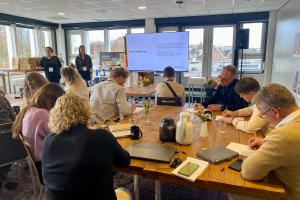deelnemers Educatieve Uitgeversdagen bij Dedicon aan de slag tijdens workshop Beeldbeschrijving & AI